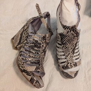 Johnston & Murphy Snakeskin Patterned Sandals